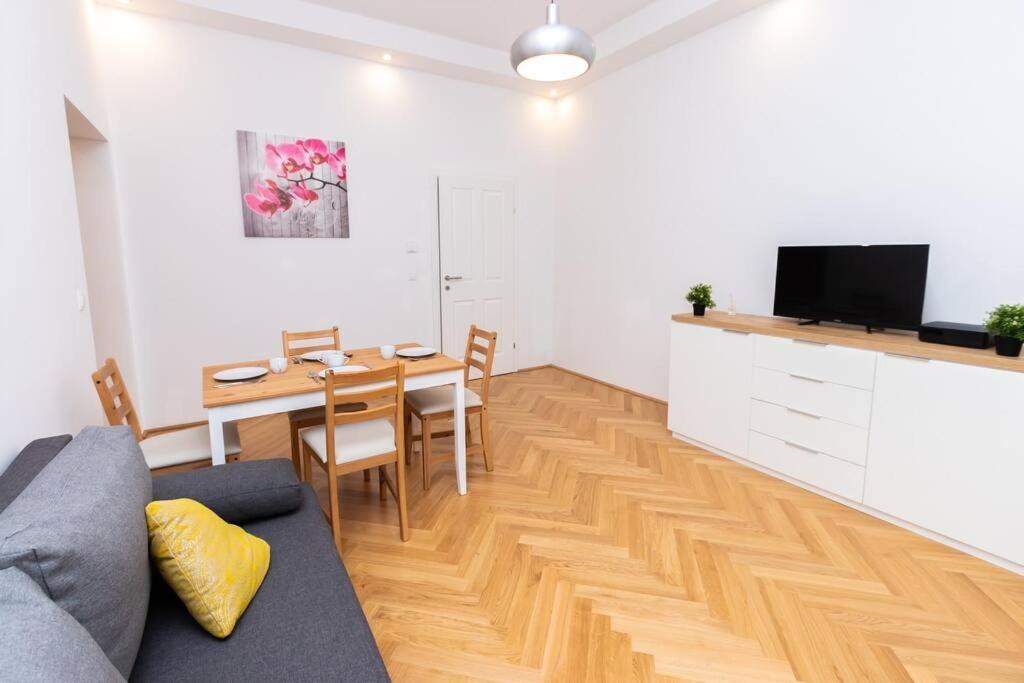 New, Central, In The Heart Of The 7Th Heaven Wien Exteriör bild